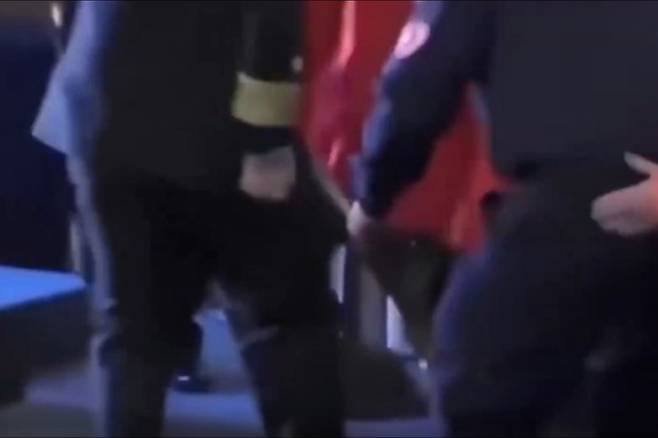 부제독의 주머니를 물어뜯은 칠레&nbsp;마약탐지견. 연합뉴스