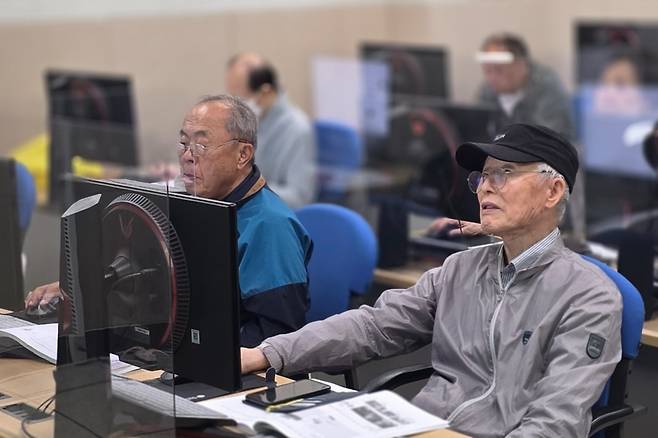 지난달 21일 광주광역시 남구 빛고을노인건강타운에서 진행된 유튜브 크리에이터 수업에 어르신들이 집중하고 있다. 황의재 기자