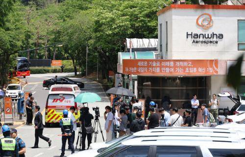◇1일 오전 대전 유성구 외삼동 한화에어로스페이스 대전사업장에서 폭발 사고가 나 정문 앞이 통제 중인 가운데, 구급차 한 대가 정문 안으로 진입하고 있다. 연합뉴스