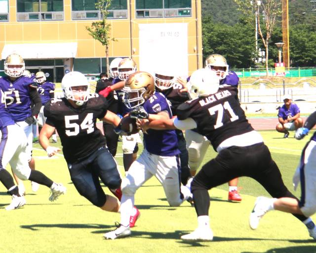 금오공대 러닝백 강경서(21번)가 경일대 중앙을 돌파하는 모습. 대구경북 미식축구협회 제공