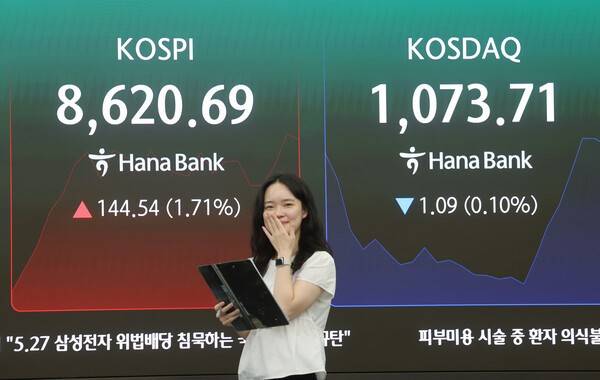 코스피가 상승 출발해 장중 사상 처음 8,600선을 넘어선 1일 서울 중구 하나은행 딜링룸에서 직원이 업무를 보고 있다. 연합뉴스