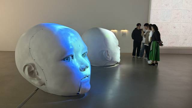 개관 한 달을 맞는 김해시립김영원미술관에서 개관 특별전으로 열리고 있는 제2전시실의 '경계는 울리고 생은 넘친다' 전시 전경. 사진은 노진아 작가의 ‘히페리온의 속도. 김은영 기자 key66@