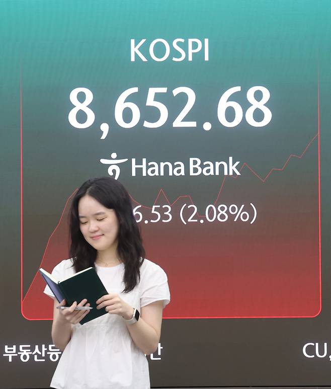 코스피가 상승 출발해 장중 사상 처음 8800선을 넘어선 1일 서울 중구 하나은행 딜링룸에서 직원이 업무를 보고 있다./사진=연합뉴스