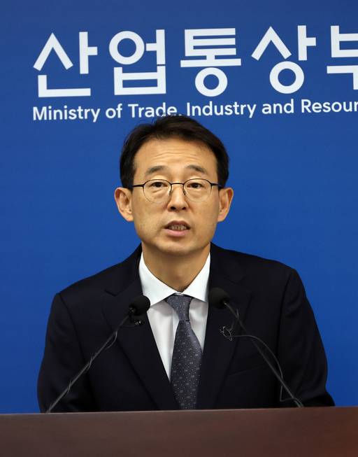 강감찬 산업통상부 무역투자실장이 1일 세종시 정부세종청사에서 2026년 5월 수출입동향을 발표하고 있다. 지난달 수출은 1년 전보다 53.2% 증가한 877억5000만 달러를 기록한 것으로 나타났다. /뉴시스
