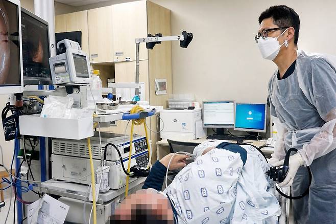 대변이식 대장내시경을 시행중인 권태근 교수 / 사진제공= 부천성모병원