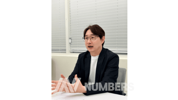 지난 22일 서울 마포구에 있는 금융 콘텐츠 플랫폼 '어스얼라이언스' 사옥에서 박종한 작가가 와 인터뷰를 하고 있다.&nbsp;