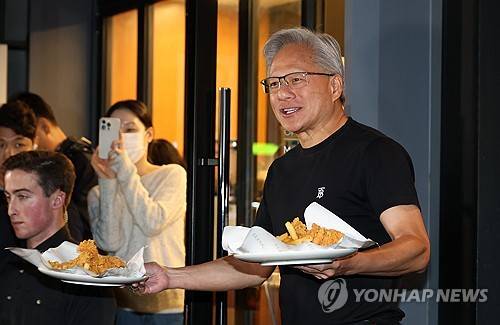 치킨 나눠주는 젠슨 황(서울=연합뉴스) 이진욱 기자 = 젠슨 황 엔비디아 최고경영자가 30일 서울 삼성동 한 치킨집에서 진행된 이재용 삼성전자 회장, 정의선 현대차그룹 회장과 치맥 회동 중 시민에게 치킨과 감자튀김을 나눠주고 있다. 2025.10.30 [공동취재] cityboy@yna.co.kr