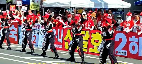 1일 대구 달성군 화원시장 일대에서 열린 국민의힘 이진숙 후보 유세 현장에서 선거운동원들이 음악에 맞춰 율동을 하고 있다. 이날 국민의힘은 한화에어로스페이스 대전사업장 폭발사고를 고려해 로고송과 율동 자제를 지시했다. 2026.6.1. 사진 유튜브 채널 고도욱TV 갈무리