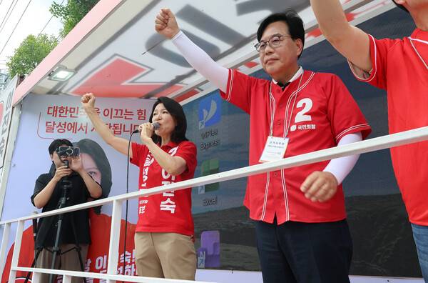 국민의힘 송언석 공동선거대책위원장이 1일 대구 달성군 화원시장 앞에서 이진숙 달성군 국회의원 재·보궐선거 후보 지원유세를 하고 있다. 2026.6.1. 연합뉴스