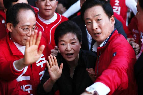 〈YONHAP PHOTO-6070〉 대구 수성못서 시민과 인사하는 박근혜   (대구=연합뉴스) 김현태 기자 = 국민의힘 추경호 대구시장 후보의 유세를 지원하고자 31일 오후 대구 수성못을 찾은 박근혜 전 대통령이 시민들과 인사를 하고 있다. 2026.5.31   mtkht@yna.co.kr/2026-05-31 20:39:52/ 〈저작권자 ⓒ 1980-2026 ㈜연합뉴스. 무단 전재 재배포 금지, AI 학습 및 활용 금지〉