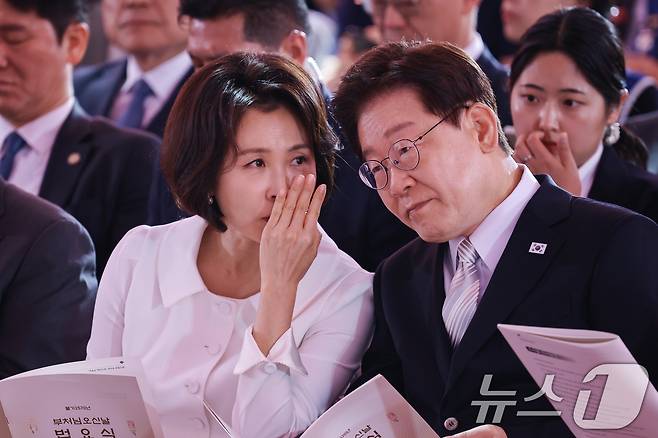 이재명 대통령과 부인 김혜경 여사가 24일 서울 종로구 조계사에서 열린 불기 2570년 부처님오신날 봉축법요식에 참석해 대화하고 있다. 2026.5.24 ⓒ 뉴스1 이재명 기자