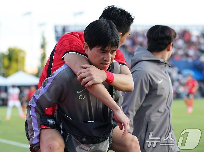 대한민국 축구대표팀 조유민이 30일(현지시간) 미국 유타주 솔트레이크시티 브리검 영 대학교 BYU 사우스필드 경기장에서 2026 국제축구연맹(FIFA) 북중미 월드컵 앞두고 열린 대한민국과 트리니다드 토바고의 평가전에서 부상으로 업혀 나가고 있다. 2026.5.31 ⓒ 뉴스1 임세영 기자