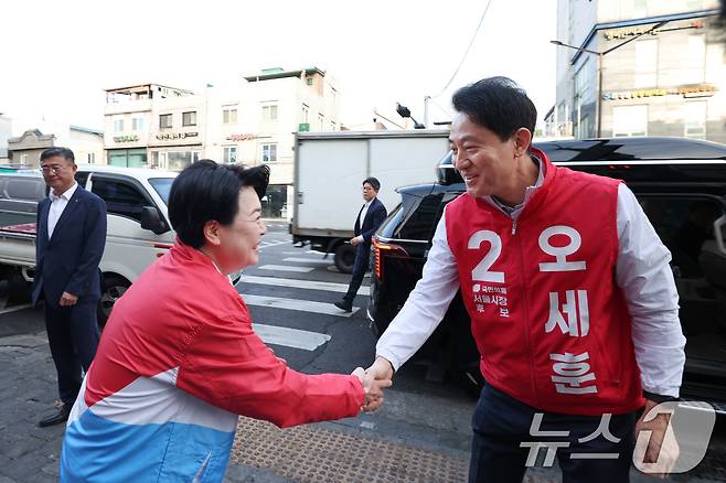 오세훈 국민의힘 서울시장 후보가 지난 6일 서울 성동구 마장축산물시장을 방문하며 윤희숙 공동선대위원장과 인사하고 있다. (오세훈 후보 캠프 제공. 재판매 및 DB 금지) 2026.5.6 ⓒ 뉴스1 신웅수 기자