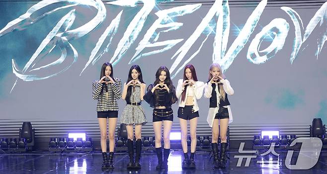 미야오(MEOVV) 가원(왼쪽부터)와 가원, 엘라, 나린, 수인이 1일 오후 서울 마포구 큐브컨벤션센터에서 열린 EP 2집 '바이트 나우'(BITE NOW) 발매 기념 쇼케이스에서 포즈를 취하고 있다. ⓒ 뉴스1 권현진 기자