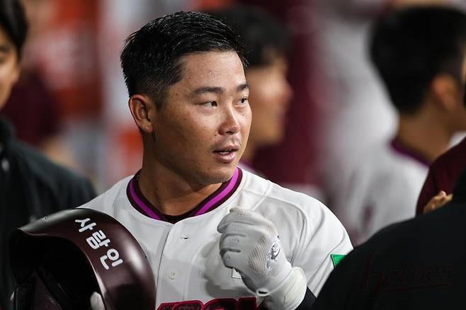 키움 히우라가 30일 고척스카이돔에서 열린 2026 KBO리그 KT전에서 더그아웃에서 동료들과 얘기를 나누고 있다. 사진 | 키움 히어로즈