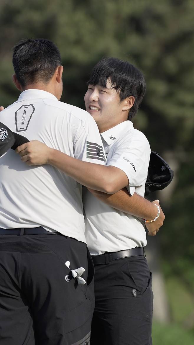 KGC 안병훈(왼쪽), 김민규가 어메이징크리 KGC 익스클루시브 컬렉션을 입고 LIV 골프 코리아 2026에 출전했다. 사진 | 어메이징크리