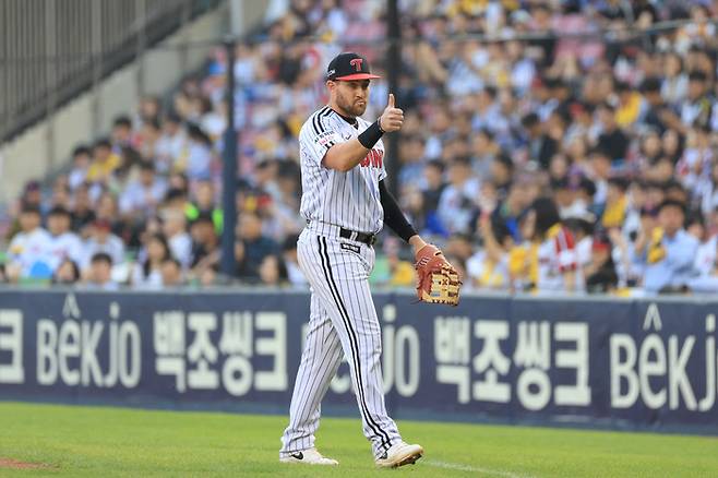 LG 오스틴이 12일 서울 잠실구장에서 열린 2026 KBO리그 정규시즌 삼성전에서 수비 중 엄지를 치켜 세우고 있다. 사진 | LG 트윈스