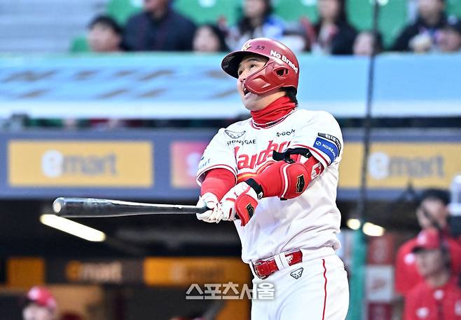 SSG 최정이 7일 문학구장에서 열린 2026 KBO리그 한화와 경기 1회말 1사 1루 상황에서 한화 선발 류현진을 상대로 2점 홈런을 치고 있다. 문학 | 박진업 기자 upandup@sportsseoul.com