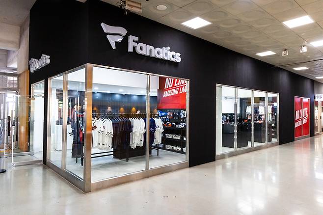 SSG가 글로벌 스포츠 머천다이징 플랫폼 ‘파나틱스(Fanatics)’와 함께 2일 인천SSG랜더스필드에 국내 최초 오프라인 스토어를 오픈한다. 사진 | SSG 랜더스