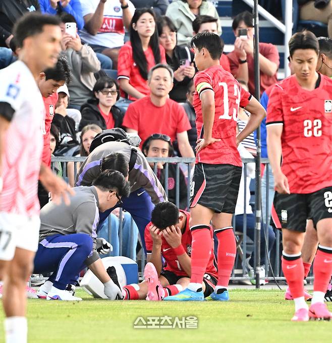 축구국가대표팀의 조유민(가운데 아래)이 31일(한국시간) 미국 유타주 프로보 스미스 필드 하우스 사우스 필드에서 진행된 트리니다드토바고와의 평가전에서 부상을 당한 뒤 그라운드에 주저앉아 팀 닥터의 치료를 받고 있다. 2026. 5. 31. 프로보(미 유타주) | 박진업 기자 upandup@sportsseoul.com