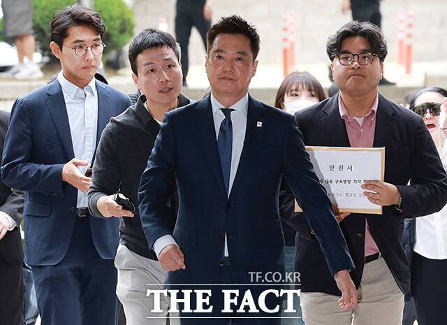 배우 김수현의 명예를 훼손한 혐의로 구속된 김세의 가로세로연구소(가세연) 대표가 구속적부심을 청구했다. 김 대표가 지난달 26일 오전 서울 서초구 서울중앙지법에서 열린 구속영장실질심사에 출석하고 있다. /박상민 기자