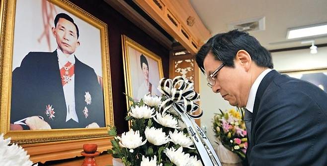 2019년 자유한국당 당대표 경선에 출마한 당시 황교안 후보가 경북 구미 박정희 전 대통령 생가에서 헌화하고 있다.