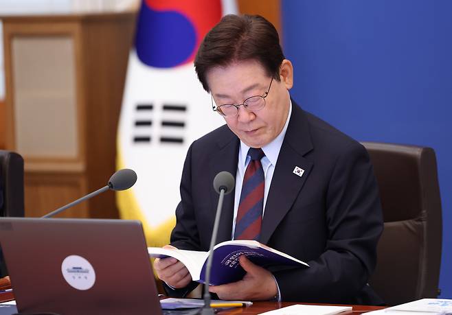 이재명 대통령이 26일 청와대에서 열린 제23회 국무회의 겸 제10차 비상경제점검회의에서 정부 출범 1주년 성과자료집을 살펴보고 있다./뉴스1