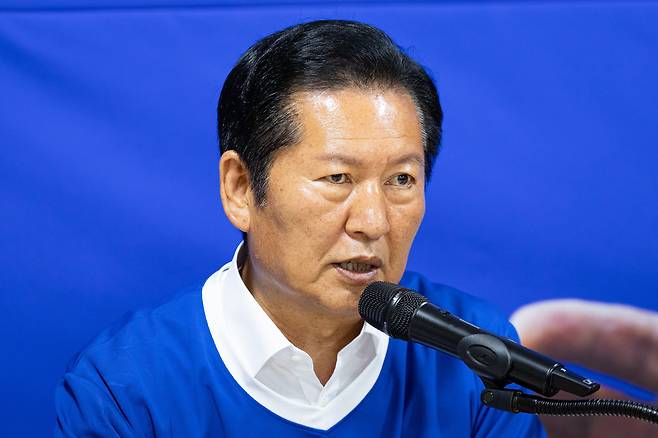 정청래 더불어민주당 대표가 1일 충남 천안에서 열린 중앙선거대책위원회의에서 모두 발언을 하고 있다./뉴스1