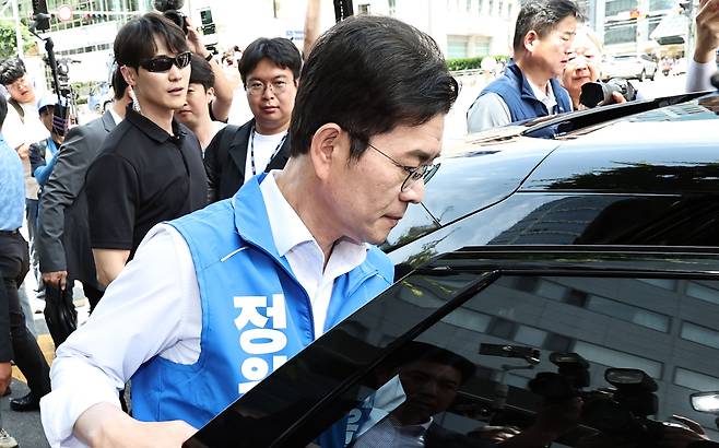 정원오 민주당 서울시장 후보가 1일 서울 구로디지털단지에서 대전 한화에어로스페이스 폭발 사고로 유세 일정을 잠정 중단한다고 밝힌 뒤 유세 현장을 나서고 있다./연합뉴스