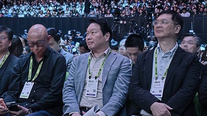 최태원 SK그룹 회장이 젠슨 황 기조연설에 참석했다./SK하이닉스 제공