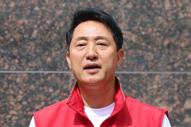 오세훈 국민의힘 서울시장 후보가 1일 서울 성북구 월곡역 인근에서 릴레이 순회유세 전 취재진 질의에 답하고 있다. ⓒ뉴시스