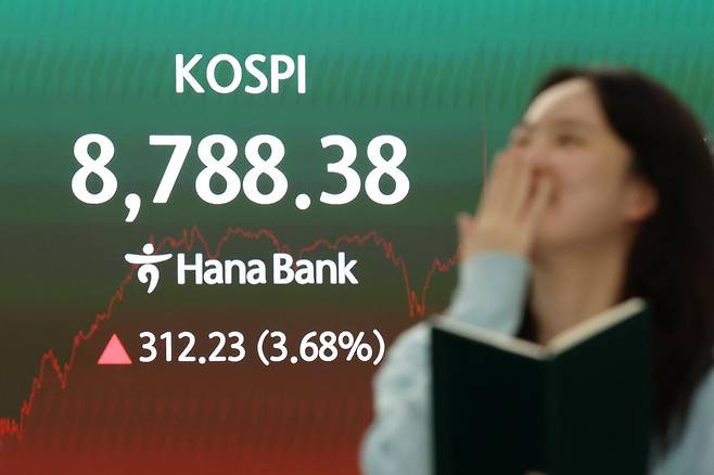 코스피가 전 거래일(8476.15)보다 312.23포인트(3.68%) 오른 8788.38에 장을 마감한 1일 오후 서울 중구 하나은행 딜링룸 전광판에 지수가 표시되고 있다.  코스닥 지수는 전 거래일(1074.80)보다 24.77포인트(2.30%) 하락한 1050.03에 거래를 마쳤다. 원·달러 환율은 전 거래일(1507.9원)보다 3.6원 내린 1504.3원에 주간 거래를 마감했다. 2026.06.01. 서울=뉴시스
