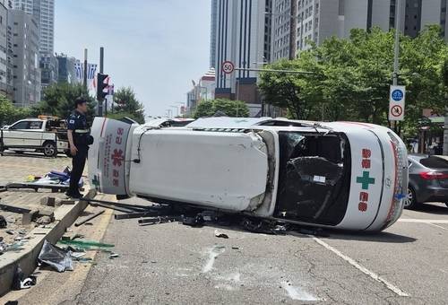 전도된 사설 구급차 [인천소방본부 제공]