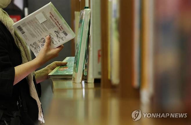 /종이 가격과 인쇄비 등 제작 원가 상승으로 책값이 매년 가파르게 오르는 가운데 국내 신간 도서의 평균 가격이 2만 원 돌파를 눈앞에 둔 것으로 나타났다. /사진=연합뉴스