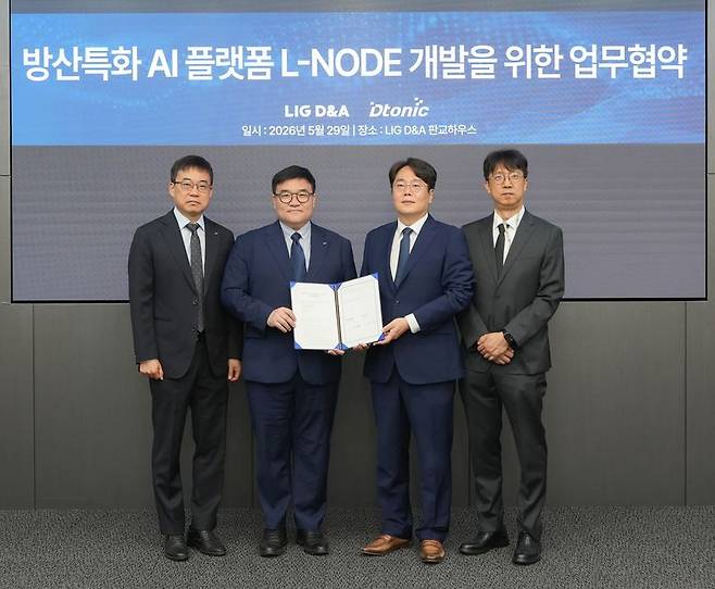 이승영 LIG D&A 기술혁신본부장(왼쪽 두번째)과 김진훈 LIG D&A D2C Lab장(왼쪽 첫번째)이 지난달 29일 LIG D&A 판교하우스에서 전용주 디토닉 대표이사 및 권진만 부사장과 '방산특화 AI 플랫폼 L-NODE 개발을 위한 업무협약(MOU)'을 체결한 뒤 기념촬영을 하고 있다. LIG D&A 제공