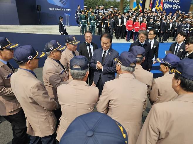권오을 국가보훈부 장관(가운데)이 참전유공자들에게 안부 인사를 전하고 있다. 국가보훈처 경기북부보훈지청 제공