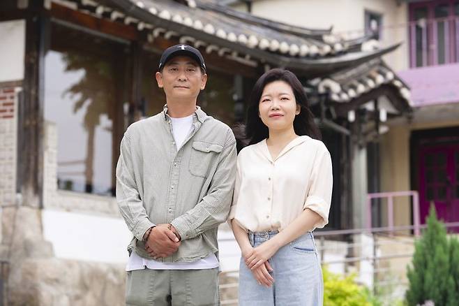 ENA 월화드라마 '허수아비' 박준우 감독(왼쪽)과 이지현 작가. 스튜디오 안자일렌 제공