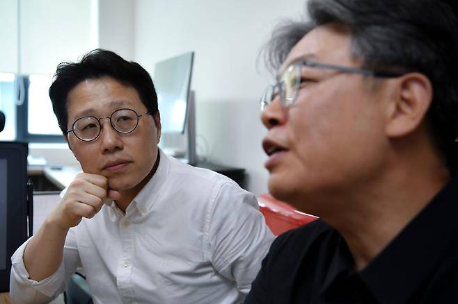박종희(왼쪽) 서울대 정치외교학부 교수와 이상국 아주대 사학과 교수가 지난달 28일 서울 관악구 서울대 연구실에서 본보와 인터뷰를 하고 있다. 윤기훈 인턴기자