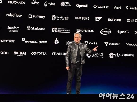 젠슨 황 엔비디아 CEO가 1일 타이베이 뮤직센터에서 기조연설을 하고 있다. [사진=황세웅 기자]