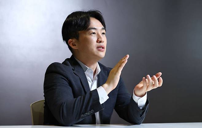 정의훈 유진투자증권 연구원이 19일 서울 상암동 중앙일보 사옥에서 인터뷰하고 있다. 김종호 기자.