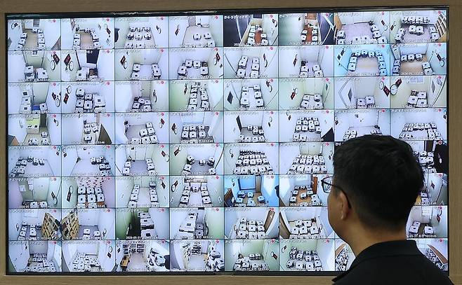 지난 31일 경기 과천시 중앙선거관리위원회 선거종합상황실에서 관계자가 사전투표함 보관장소 CCTV를 확인하고 있다. 6·3 지방선거 사전투표율은 지방선거 기준 역대 최고치인 23.51%를 기록했다. 뉴스1