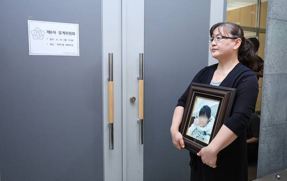 권경애 변호사의 재판 불출석으로 소송에서 진 학교폭력 피해자 유족 이기철 씨가 지난 2023년 6월 19일 오후 권 변호사에 대한 징계위원회가 열리는 서울 서초구 대한변호사협회 회관에서 징계위원회 시작을 기다리고 있다. 연합뉴스