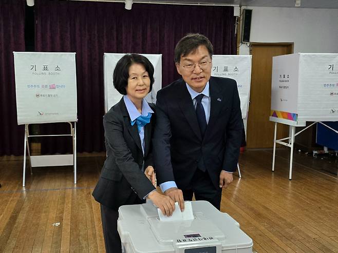 김중남 더불어민주당 시장 후보는 29일 강릉초등학교 사전투표장에서 사전 투표를 마쳤다.&nbsp; 각 후보 캠프 제공