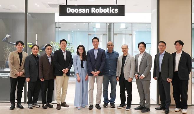 두산로보틱스 김민표 대표와 엔비디아 매디슨 황 수석 이사가 4월 29일 관계자들과 기념사진을 촬영하고 있다. 사진=두산로보틱스