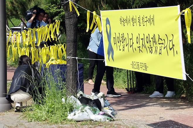지난 7일 여고생 흉기 살인사건이 발생한 광주 광산구 월계동 추모 현장에서 행정복지센터 직원들이 주변을 정리하고 있다. 연합뉴스
