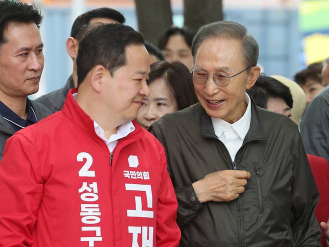 1일 서울 성동구 서울숲을 찾은 이명박 전 대통령이 국민의힘 후보와 이야기를 나누고 있다. 연합뉴스