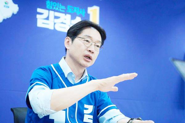 더불어민주당 김경수 경남도지사 후보가 지난달 14일 창원에 있는 캠프 선거사무실에서 앞으로의 선거 계획 등을 밝히고 있다. 김경수 캠프 제공