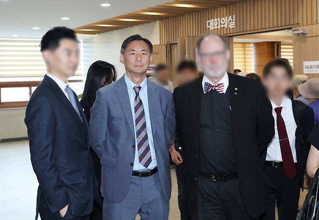 ‘부정선거론자’ 모스 탄(한국명 단현명) 미국 리버티대 교수가 지난달 29일 사전투표가 진행되고 있는 경기도 평택시 안중읍 행정복지센터를 방문하고 있다. [공동취재단, 연합뉴스]