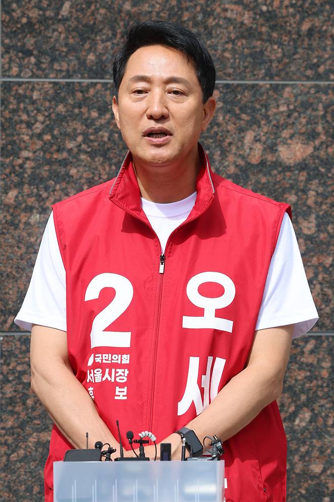 오세훈 국민의힘 서울시장 후보가 1일 서울 성북구 월곡역 인근에서 릴레이 순회유세 전 취재진 질의에 답하고 있다. [사진출처=연합뉴스]