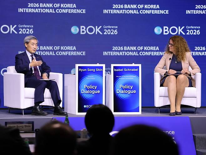 1일 서울 중구 한국은행 별관에서 열린 ‘2026 BOK 국제 콘퍼런스’에서 신현송 한국은행 총재와 이자벨 슈나벨 유럽중앙은행(ECB) 집행이사가 정책 대담을 하고 있다. [연합뉴스]